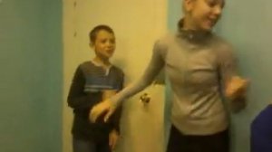 девочка бьёт мальчика