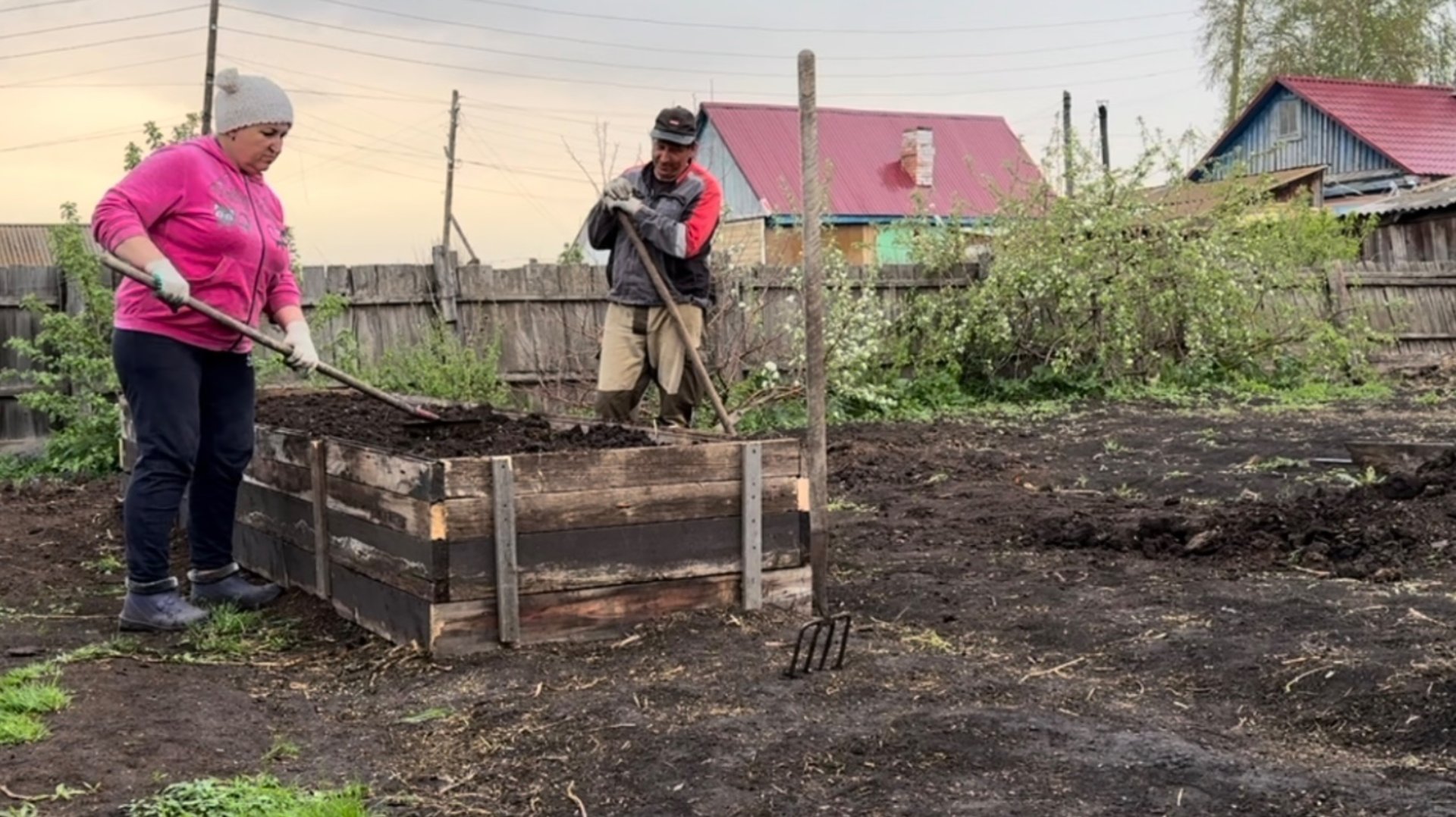 СЕЛЬСКАЯ ЖИЗНЬ! ДЕТИ помогают. Подготовка огорода к посадке смотреть онлайн