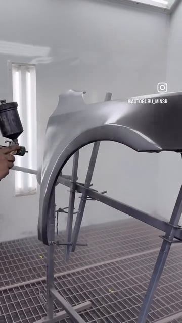 Покраска крыла Skoda Octavia. Нанесение второго слоя лака смотреть онлайн