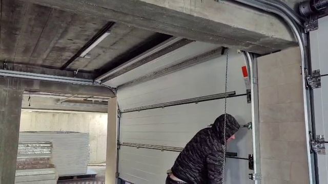 Ручное управление - секционные ворота Алютех смотреть онлайн