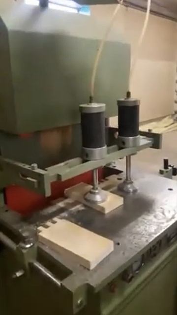 Автоматический шипорезный станок производства BARTESAGHI смотреть онлайн