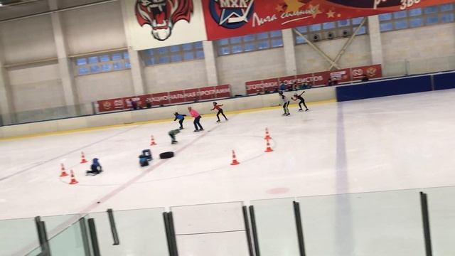 Тренировка по Шорт-треку. Как ставят на коньки малышей смотреть онлайн