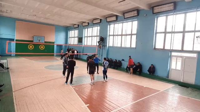 Волейбол Сүлүктү шаарынын номер 1- мектебинде бөлүп өт смотреть онлайн