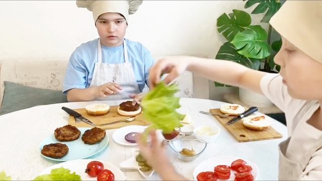 Вкусные домашние гамбургеры. Готовят дети.