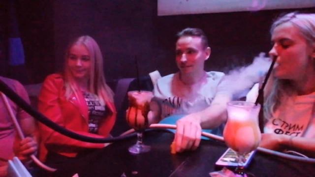 Modestal и Follentass сидят в кальянной и гуляют с друзьями