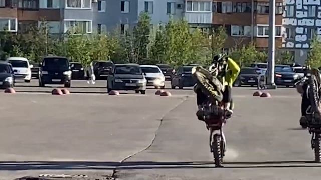 на питбайке по ГОРОДУ! | УПАЛ СО СТАНТА | СТАНТ БЕЗ ПРАВ смотреть онлайн