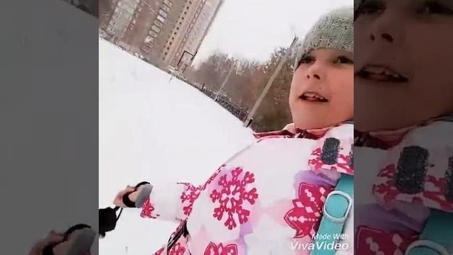 Первый снег!!!! Ураа гуляем бесимся , бросаемся снежками смотреть онлайн