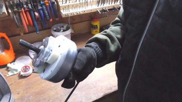 Гудит мотор колесо