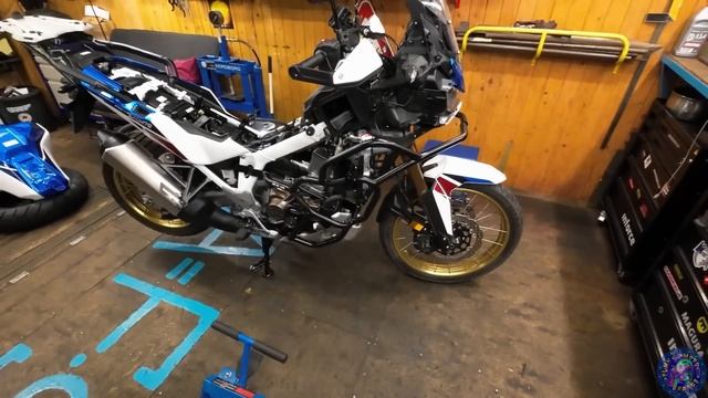 Просто обслуживание Honda Africa Twin Adventure Sports