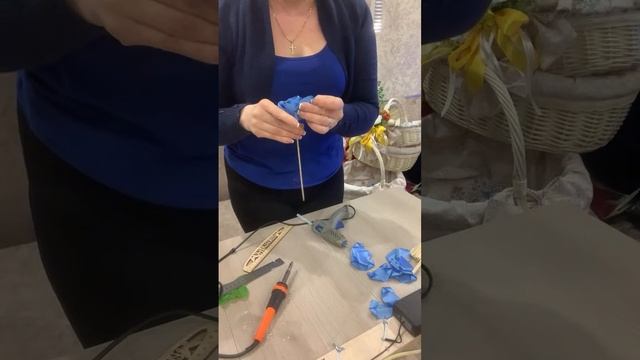 Роза из атласной ленты .