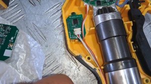 Секатор аккумуляторный DeWALT(Китай) при включении уходи