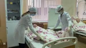 Смена постельного белья пациенту с нарушением двигат?