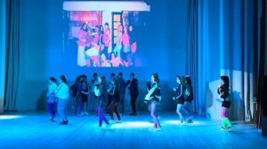 танец в стиле 90-х