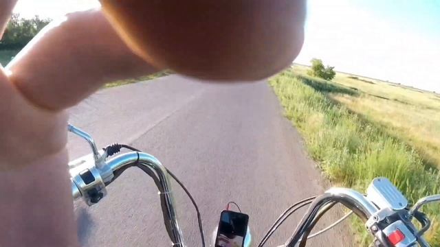 Мотоцикл Ямаха драг стар и девушка на мотоцикле