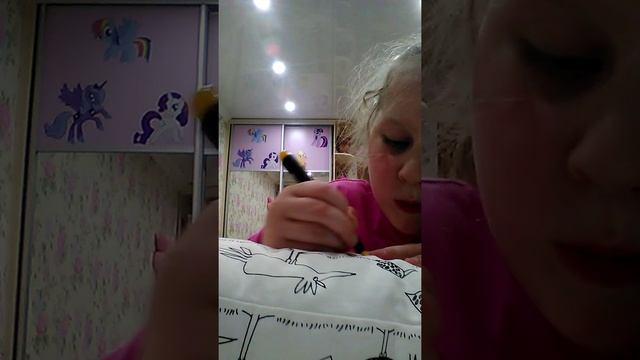 Я раскрашиваю свою новую подушку смотреть онлайн