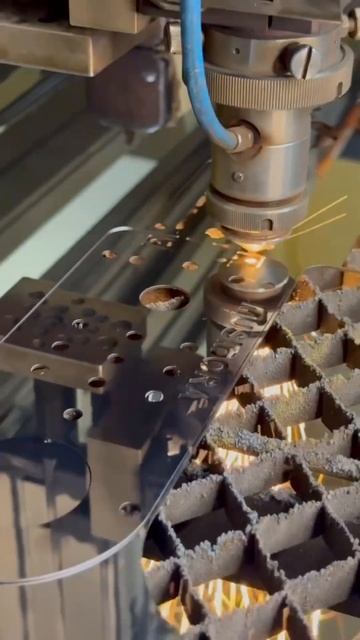 Лазерная резка металла. @sunlaser_ Подписывайся.#гравиров? смотреть онлайн