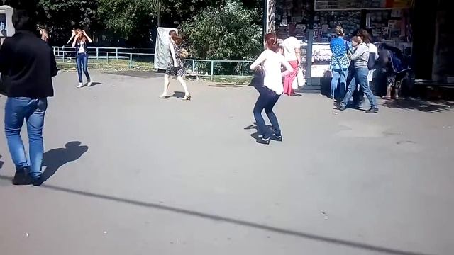 Веселая девушка у метро смотреть онлайн