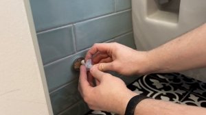 Как установить аксессуары для ванной без сверления
