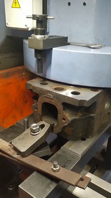 Чугун искрит как бенгальский огонь 🔥#shorts смотреть онлайн