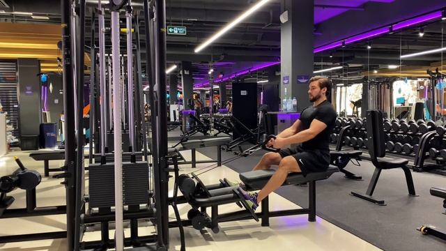 Горизонтальная тяга в кроссовере узким хватом