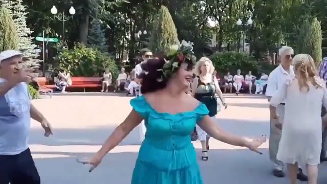 РОЗА ЯРКО РАСЦВЕЛА 