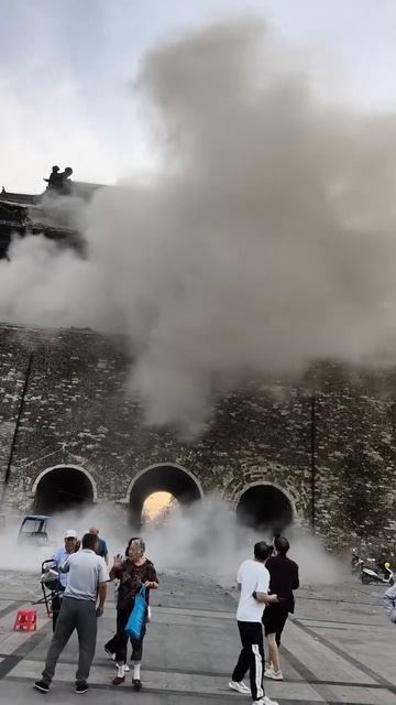 В Китае рухнула 650-летняя башня после дорогостоящего ремонта смотреть онлайн