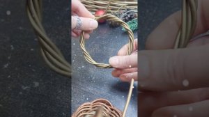 Ёлочная игрушка из искусственного ротанга.Венок.