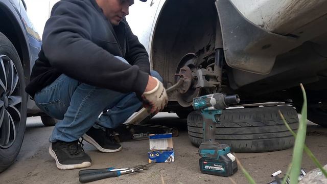 Замена задних тормозных дисков  Тойота королла 150