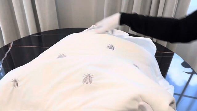 🖤 Покрывало Dior белоснежного цвета с пчелками в ShikHouse.r