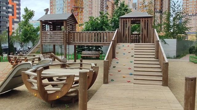 В каждом дворе разные детские площадки.. Эта с деревянными горками. смотреть онлайн