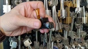 Как извлечь аккумулятор велосипеда без ключа. https://dzen.r