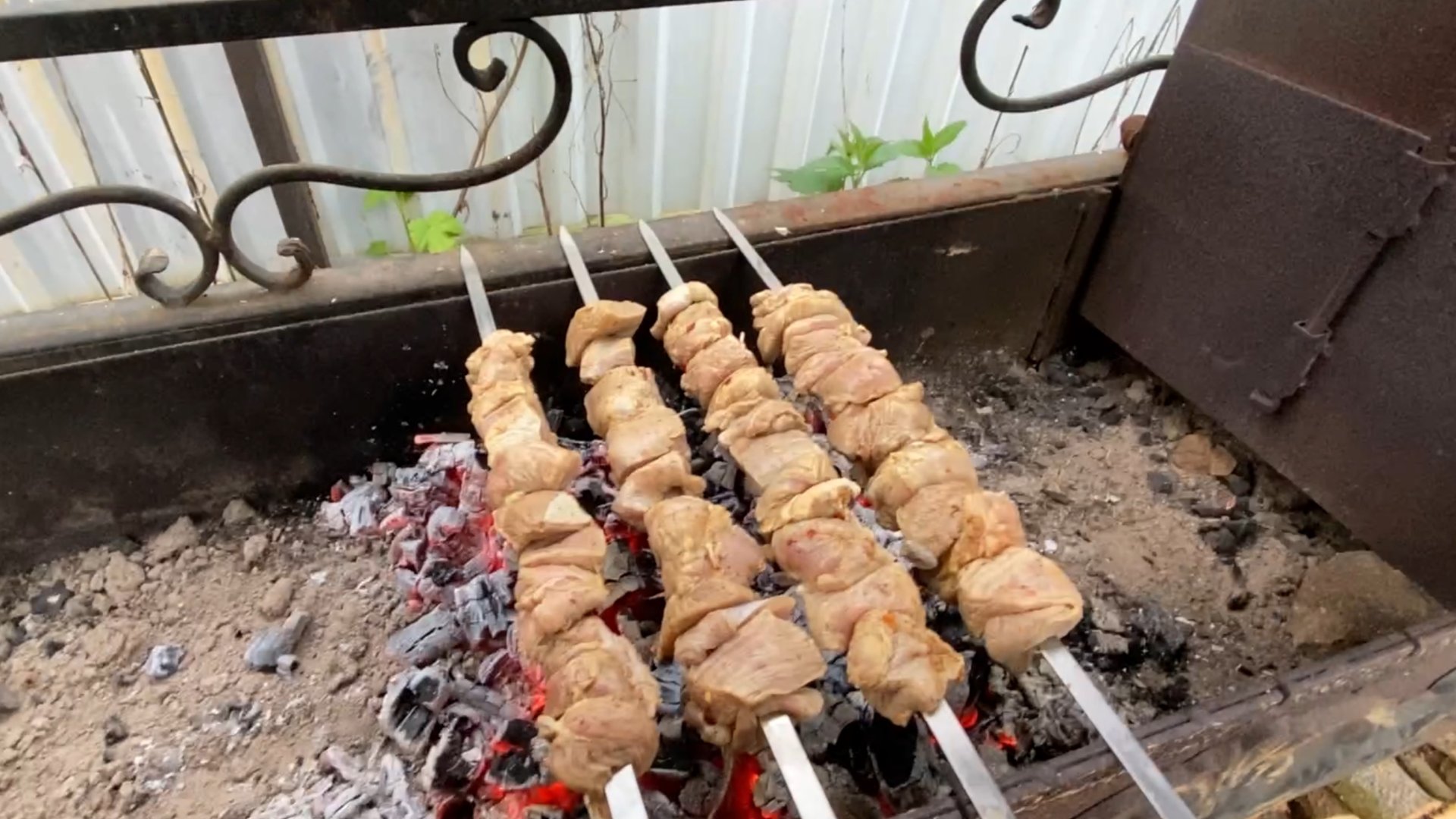 Дачный шашлычок 😋. Нужна трава 🤣. Выручает старая добрая косилка. смотреть онлайн