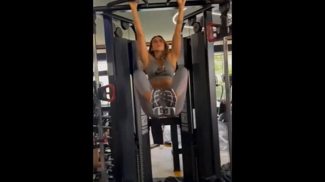 Девушка качает пресс в спортзале / Girl pumping abs at the gym