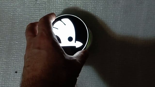Светящаяся эмблема шкода Led Logo SKODA 9cm, крепление на скот