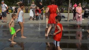 A girl and a funny red wet dress ! :-) / Девушка и веселое красное мокро