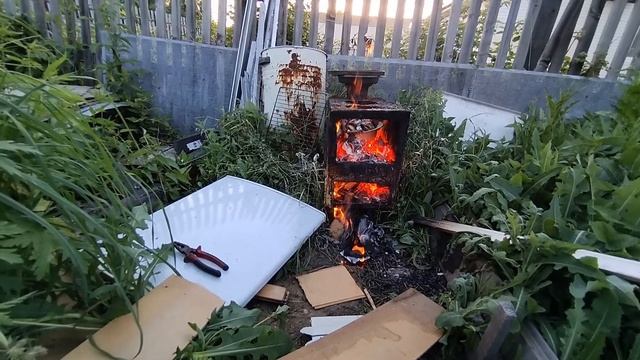 плавим алюминиевые пивные банки на костре в обычной п? смотреть онлайн