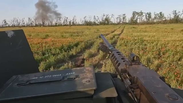 Подрыв украинского HMMW на мине во время атаки на российские позиции в Запорожье, лето 2023 смотреть онлайн