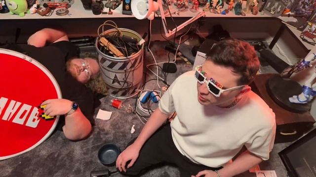 T2X2 СТИНТ ДРЕЙК МАЗЕЛЛОВ И ШАПКА ИГРАЮТ В ПРАВДА ИЛИ ДЕ?