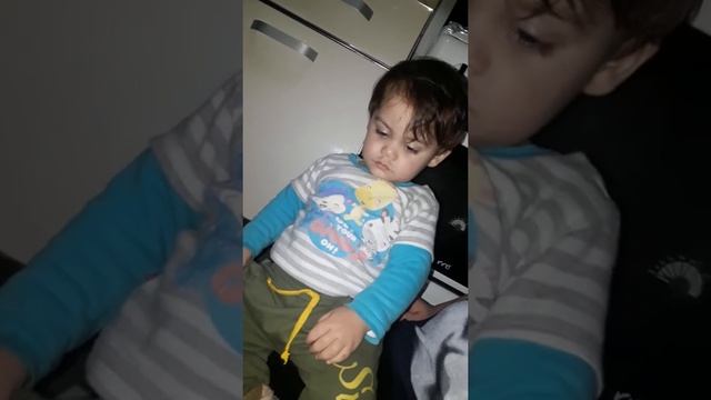 Прикол Малчик хочет спать смотреть онлайн