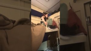 Как слезать с верхней полки в поезде