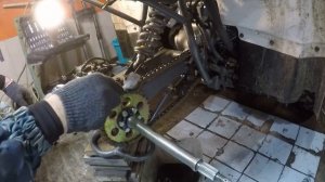 Обслуживание цепи квадроцикла.