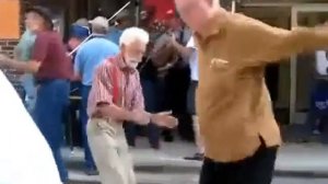 Дед танцует прикол