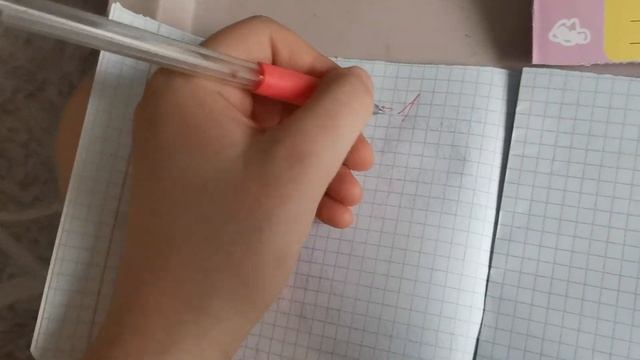 Учитель проверяет домашнее задание детей