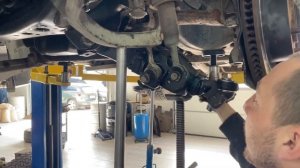 Меняем рычаг на Toyota Land Cruiser 200