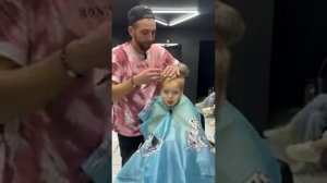 пацан кричит в парикмахерской