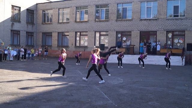 Танец девочек 22 школа  2 часть