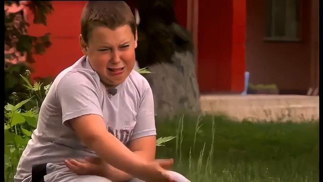 Плачущий мальчик . Мем смотреть онлайн