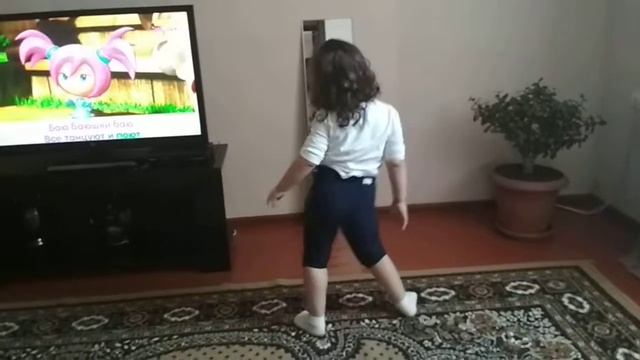 ЭЛИНА ТАНЦУЕТ И ПОЕТ ПЕРЕД ЗЕРКАЛОМ 28.05.2018 год смотреть онлайн