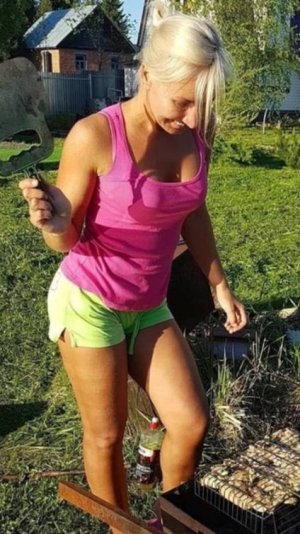 Соседка на дачу приехала!