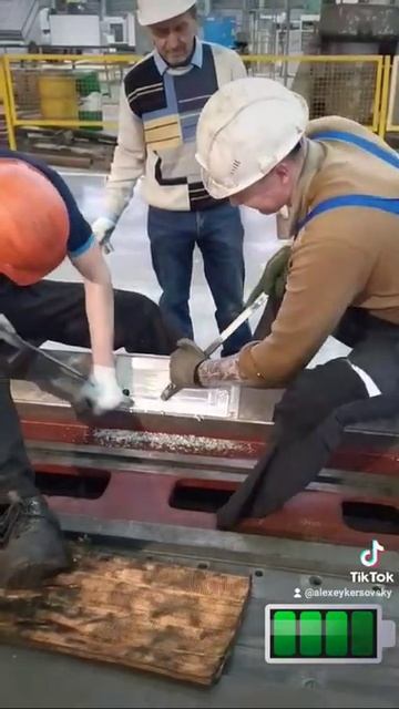 Шабрение стола!!!Угол не совпал 2мм. Hand scraping of slideways. смотреть онлайн
